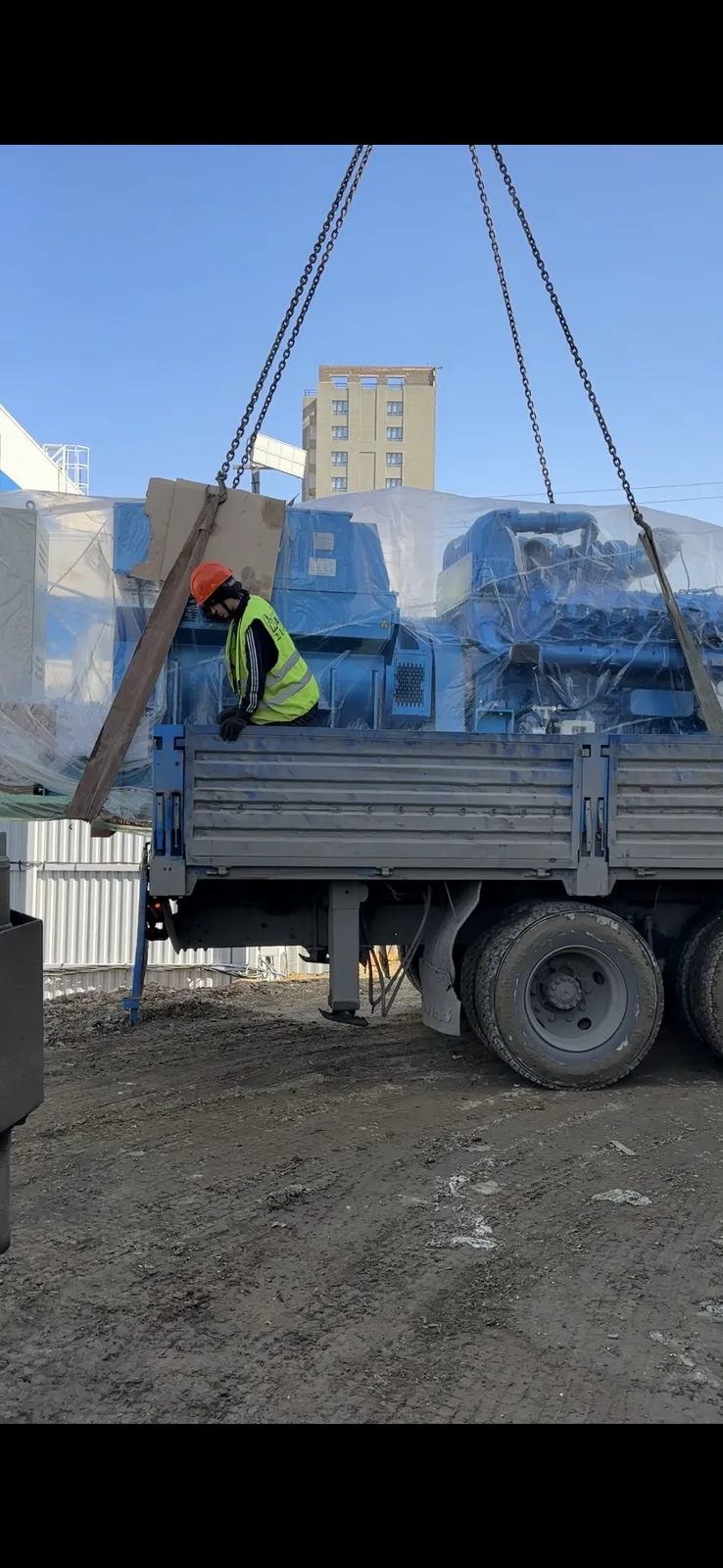 Разгрузка и монтаж газопоршневых двигателей весом 9 тонн для РМК Арены. — фотография 1
