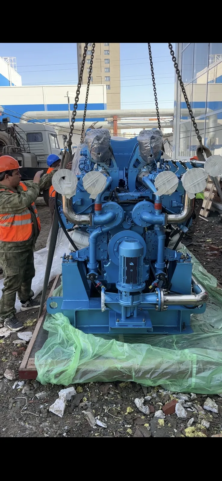 Разгрузка и монтаж газопоршневых двигателей весом 9 тонн для РМК Арены. — фотография 2
