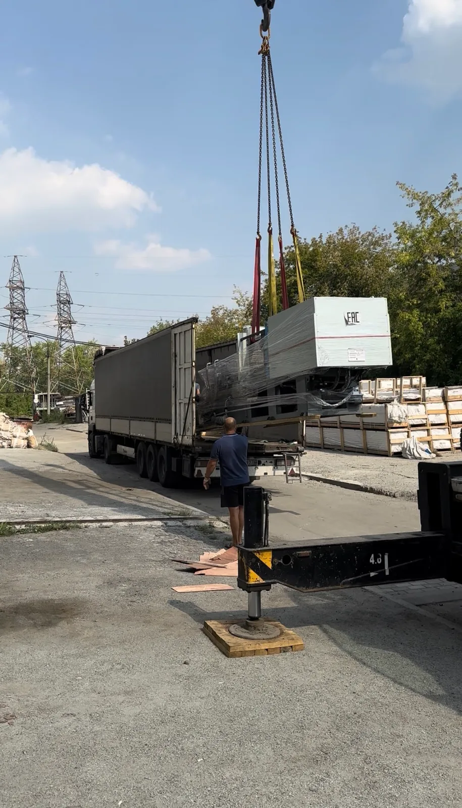 Разгрузка и такелаж термопластавтомата весом 7,5 тонн. — фотография 1